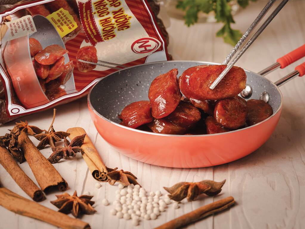 Bao bì lạp xưởng thường là những chiếc túi hoặc lớp màng bọc kín chặt để đảm bảo sự tươi ngon và an toàn của lạp xưởng