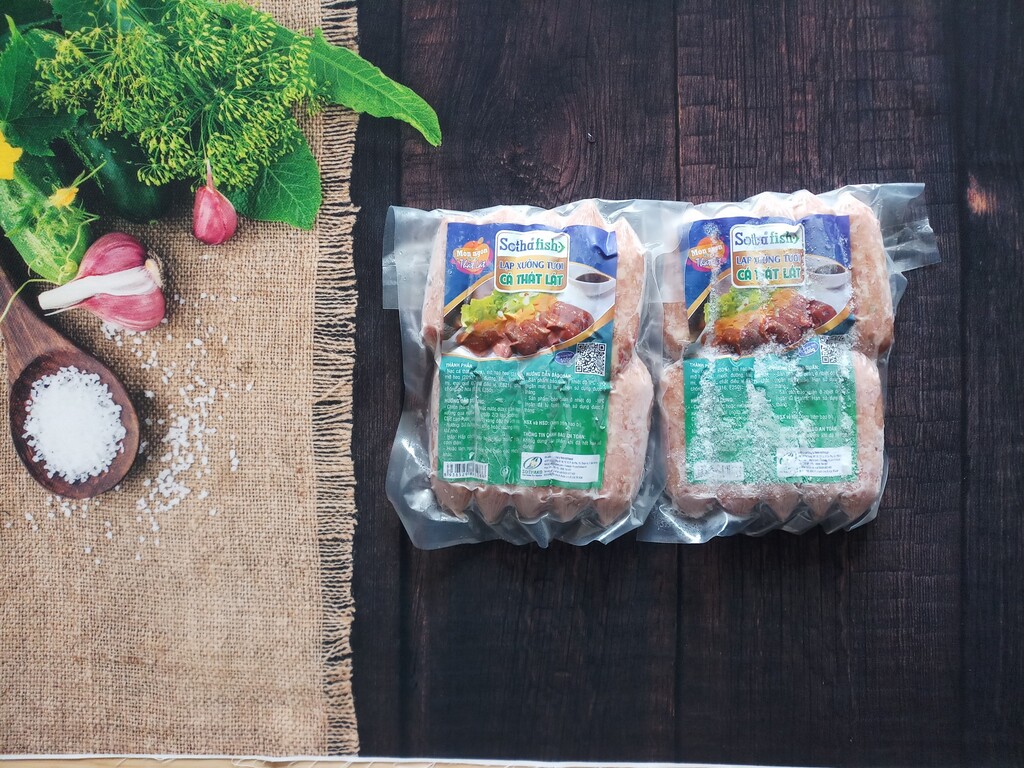 Bao bì lạp xưởng bằng chất liệu nhựa được sử dụng rộng rãi bởi độ bền và ít thấm nước

